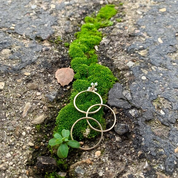 Me & Ro hammered gold bands and pearl cluster ring - Picture 5 of 9